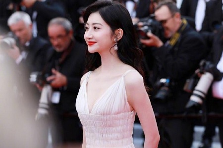 戛纳电影节:景甜白色纱裙似仙女下凡,别致妆容大吸眼球