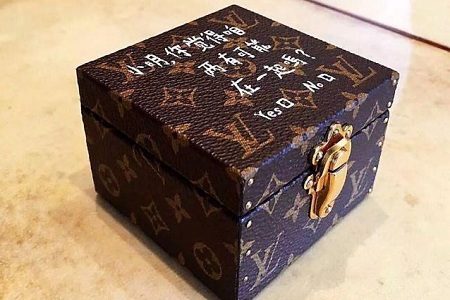 赌王儿子何猷君求婚奚梦瑶婚戒曝光,LV制作被狂“土”嘲