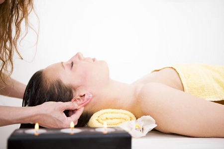 /></p><p>　　其实在生活中大家若能够仔细的观察我们的耳朵，那么就能够发现原来我们的耳朵它的形状就好像是一个导致的胎儿，并且还跟我们的肾脏的形状也十分的相似。据医书记载肾主要的作用就是藏精，加上它又开窍于耳，所以这也就意味着我们身体中肾脏的好坏，实际是能够从耳朵中观察出来的。因此大家不妨先和小编一起给自己的耳朵做一个体验。</p><p style=