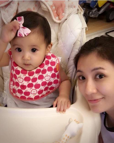 贾静雯和修杰楷女儿咘咘照片