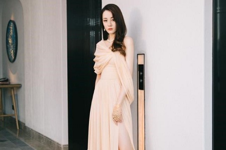迪丽热巴电影节典礼服装,裸色长裙优雅大方好身材一览无遗
