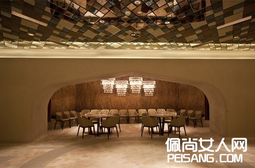 /></p><p>　　作为宝胤集团麾下首家精品酒店,宝御酒店并没有为了造声势而发力于设计,它的室内装潢其实称不上震撼,某些区域甚至较为平淡。但细问之下才知道,宝御酒店之所以摒弃过多矫饰,是为了从精神层面打造一种和谐舒适的住宿体验,只略施粉黛,让客人与酒店间的关系犹如亲切的友人。</p><p>　　这种亲切的感觉是从进门这一刻开始的。你不必风尘仆仆地奔赴前台,一本正经办理入住手续。酒店的管家式服务采用离线check-in的方式,客人到达后自有管家前来迎接,随即你只需到大堂吧内悠哉地坐下,饮一杯茶的功夫就有人已帮你登记完毕、房间备好、行李运达。因此,大堂内甚至弱化了前台的设计,将其隐匿在角落中,主要供客人寄存行李使用。</p><p>　　大堂内目前正在布置的桃花源景,用9组桃花立柱营造人在画中游的立体感,意在为客人祈福,而这种情意也在通往客房的路上随电梯层层上升。酒店内共有86间客房,全部为沙龙式套房结构,包括银灰、米色、淡绿三种基调,分别打造出高雅、舒适、清新的氛围。客房内以1930年代老上海的ART DECO风格为主,但在设计上进行了简化,只以线条和材质来表现。</p><p>　　值得一说的是,所有的客房都采用环绕结构,也就是以一面承重墙为中心,客厅、卧室分列其两侧,承重墙并没有撑满整个房间的宽度,而是留出左右两个开口,因此,以这堵墙为中心,你可以在客房内走一个圈。同样的,洗手间内也以盥洗台所在的墙面为中心,淋浴间和盥洗台各据一方。这种环绕式设计喻示了好运的轮回,客人行走其间就像是在不停画圆,信风水者可将其视为提升运气的形式,但更重要的是,这种房型打破了原本四四方方的结构,再加上一些镜面的设计,营造出暧昧的空间格局,若是2人入住会更具有趣味性,让住宿体验成为一种相互追赶的游戏。</p><p>　　在宝御酒店的宣传手册上印着这样几个字:享乐精品,人文沙龙。也就是说酒店的侧重点在于给居住者留下舒适的住宿体验,而并非为参观者带来惊艳的视觉效果。因此,很多隐藏在细节处的秘密只有住在这里的客人才能道出原委。比如酒店一至四楼的公共区域,采用定制的个性化香氛,搭配各自鲜明的设计风格,每一层的环境气氛全然不同。再比如客房内的窗户并不是通常所见的平面落地窗,而是三面朝向、向外凸出的梯形窗户,视野更加宽阔。而电话也省略了客人寻找按键的麻烦,客房服务采用便捷的一键式按钮。另外还有智能调控窗帘、宝御专属香芬卫浴系列等人性化的设计。</p><p>　　一名工作人员告诉我,来到这里住宿的客人对宝御酒店来说都是有缘人,而缘分可能是从一个眼神、一次握手中来捕捉,是不需要打扮得花枝招展才能明了的。</p><p>　　Design highlights</p><p>　　环绕结构:所有的客房都采用环绕结构,以一面承重墙为中心,客人可以在房间内走一个圈,喻示了好运的轮回。</p><p>　　人性化设计:酒店内有许多人性化的设计,比如一至四楼分别有定制的个性化香氛、智能调控窗帘、宝御专属香芬卫浴系列等等。</p><p>　　Must try</p><p>　　玛蕾西餐厅:酒店二楼的玛蕾西餐厅内饰以天井、砖瓦、爬藤,充满普罗旺斯气息的船型酒吧矗立于餐厅中庭。</p><p>　　虹居酒吧俱乐部:位于四楼的虹居酒吧俱乐部以上海名人故居为切入点,每日夜间提供雪茄、香槟及各类美酒,同时还有现场DJ及乐队歌舞表演。</p><p></p><div class=