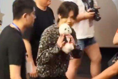 《上海堡垒》鹿晗被扔衣服,是电影票后续还是粉丝太激动