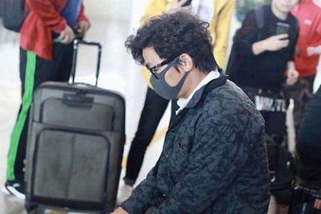 王宝强母亲去世后首现北京机场，打扮朴素状态疲惫不堪