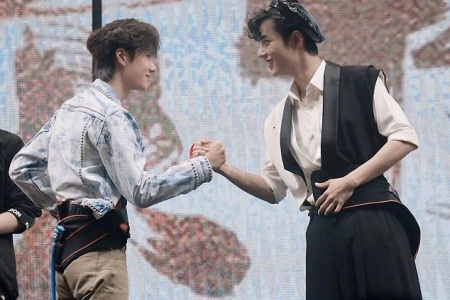 陈情令告别演唱会 王一博骑粉色小摩托车 网友：绝对是故意输