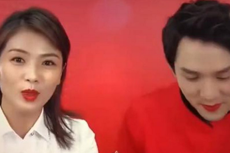 刘涛为李佳琦涂三种口红 动作很是暧昧 网友:过分了!