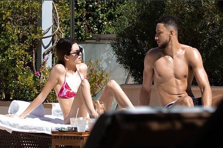 西蒙斯与卡戴珊小妹詹娜甜蜜度假，性感好身材一览无余