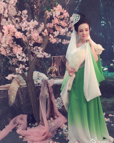 娱乐圈最烂十大女星之一干露露内裤被当众扯下