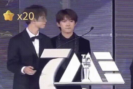 王俊凯两次拿奖的样子，遭遇“滑铁卢”笑成了表情包