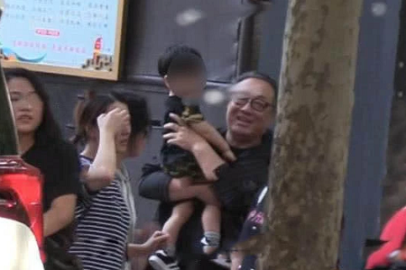 Baby带儿子小海绵北海道滑雪，不见黄晓明婚变难道是真？