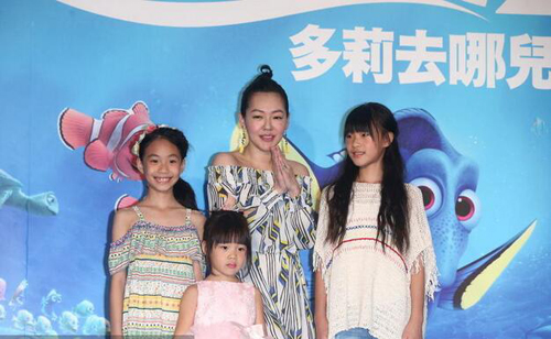 小S带仨女儿亮相最新照片