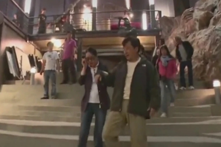 林凤娇探班成龙热聊不断,成龙实宠老婆搀扶下台阶尽显恩爱