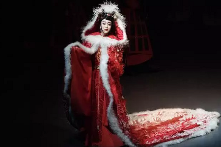 李玉刚《昭君出塞》退场摔倒仍谢幕，网友怒赞这才是艺术家