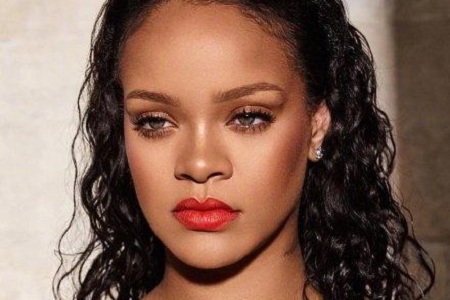 全球最富女歌手,31岁蕾哈娜坐拥6亿美金