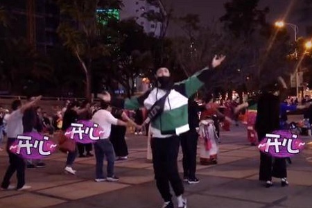 张艺兴混入人群跳广场舞,化身张大爷疯狂踩点毫无违和感