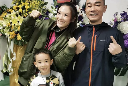 陈小春台北演唱会官宣二胎,52岁山鸡哥喜当爹jasper要当哥哥了