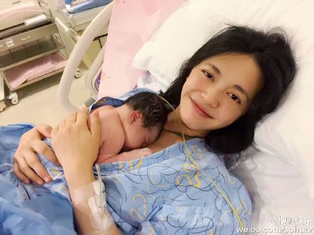 姚晨二胎产女六斤七两 姚晨挺大肚健身深蹲