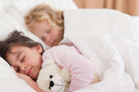 为什么小孩晚上睡着老蹬被子?有可能是这个几个原因造成的