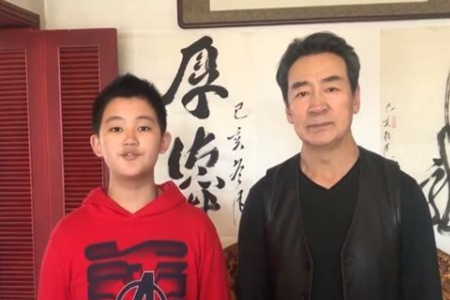 寇振海与儿子同框,网友调侃:根本就是爷孙俩