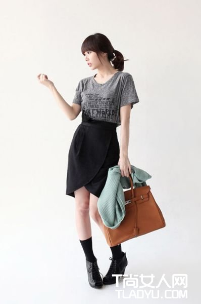 短袜配短裙体现女士性感温柔气质