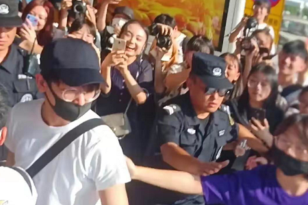 彭昱畅收下粉丝送的大碗,可谓名副其实“彭一碗”
