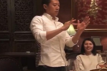 袁泉夏雨罕见同框秀恩爱，夏雨变魔术老婆袁泉秒变迷妹