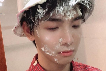 蓝追思郑繁星直播摔倒,生日蛋糕糊一脸十分可爱