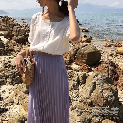 /></p><p>方领上衣和裙装搭配也很漂亮呢，宽松上衣 百褶裙甜美休闲，小露锁骨更显精致感，夏季也不会显得过于死板和老气。</p><p style=