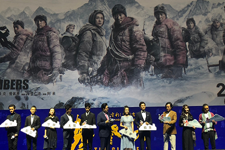 吴京口误说是胡歌偶像,新电影《攀岩者》深受网友期待