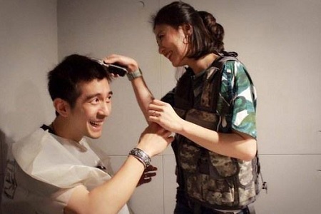 修杰楷巧妙回应与妻子前夫同框，称对方现任也在典礼现场