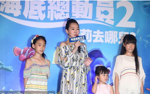 小S带仨女儿亮相最新照片  小s正式向青峰道歉
