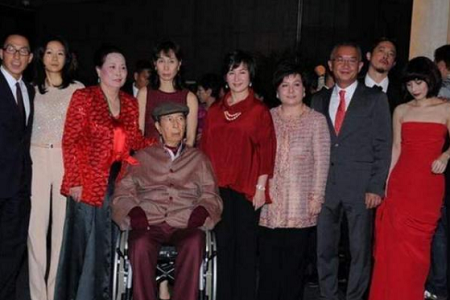 何超琼替父出席捐赠仪式 赌王一家罕见合体 三太四太热聊不断