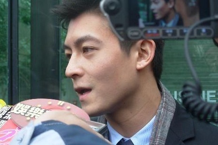 陈冠希机场与路人发生冲突,扮鬼脸爆粗究竟孰是孰非?