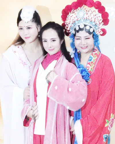 娱乐圈最烂十大女星之一干露露内裤被当众扯下