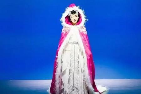 李玉刚《昭君出塞》退场摔倒仍谢幕，网友怒赞这才是艺术家