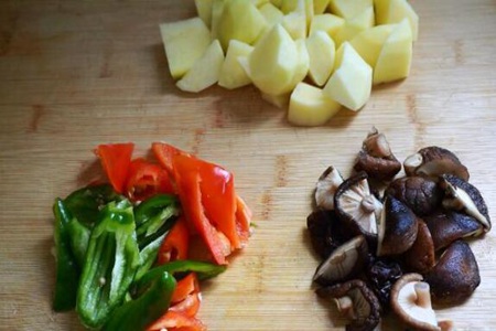 黄焖鸡的做法,这款黄焖鸡家常做法鸡肉鲜嫩多汁