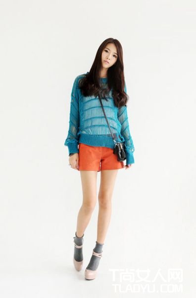 短袜配短裙体现女士性感温柔气质