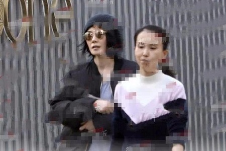 王菲打扮邋遢 羽绒服长T加褶子裤子 网友:确定是我女神?