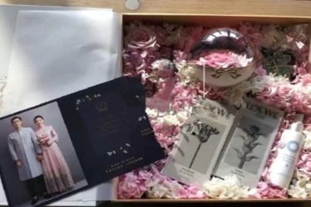张若昀唐艺昕婚礼伴手礼曝光,幸福甜蜜婚照十分般配