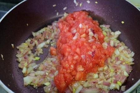 披萨怎么做家庭做法，这款香肠杂蔬披萨的做法好吃实惠