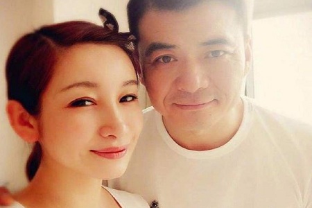 41岁秦海璐牵手老公现身医院,小腹微微隆起疑似怀二胎