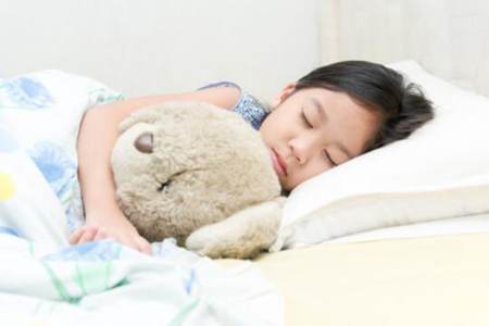 孩子大了还在遗尿,那宝妈们可以学推拿龟尾