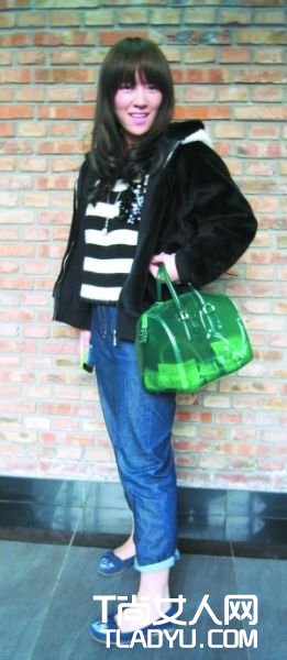 北京街头 五彩明艳装扮抢镜街头时尚