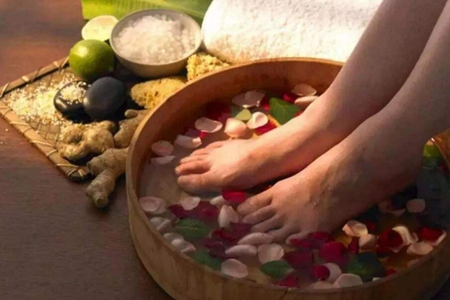 女人每天泡脚的好处，冬季泡脚注意这三点养生效果好