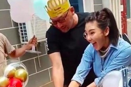 张雨绮管虎片场庆生打闹很暧昧,原来都是因为真性情