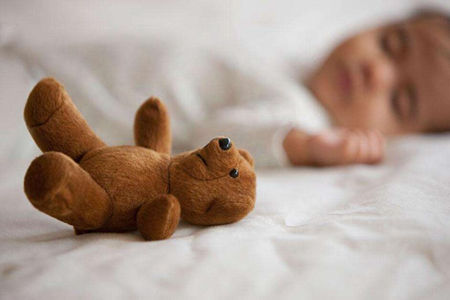 为什么小孩晚上睡着老蹬被子?有可能是这个几个原因造成的