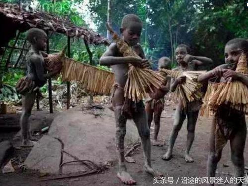 世界上结婚最小的人永远长不大