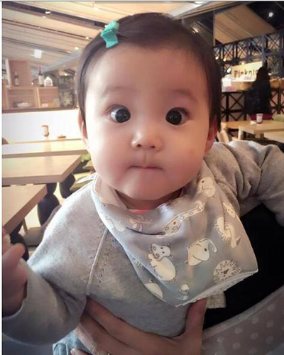 贾静雯和修杰楷女儿咘咘照片
