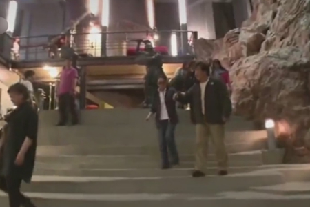 林凤娇探班成龙热聊不断,成龙实宠老婆搀扶下台阶尽显恩爱