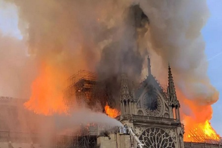 巴黎圣母院大火,塔尖瞬间坍塌成为世纪遗憾